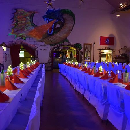 Pension Und Restaurant Die Burg エーレンフリーデルスドルフ エクステリア 写真