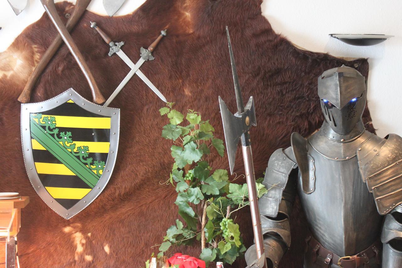 Pension Und Restaurant Die Burg エーレンフリーデルスドルフ エクステリア 写真