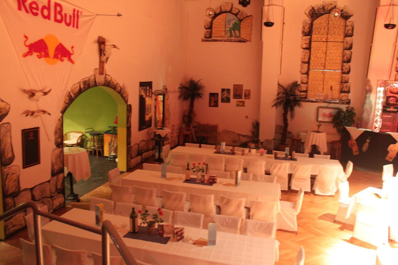 Pension Und Restaurant Die Burg エーレンフリーデルスドルフ エクステリア 写真