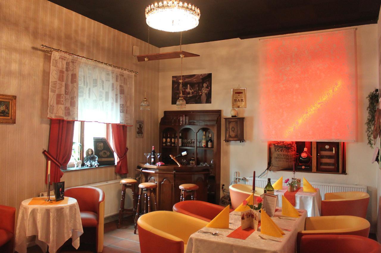 Pension Und Restaurant Die Burg エーレンフリーデルスドルフ エクステリア 写真
