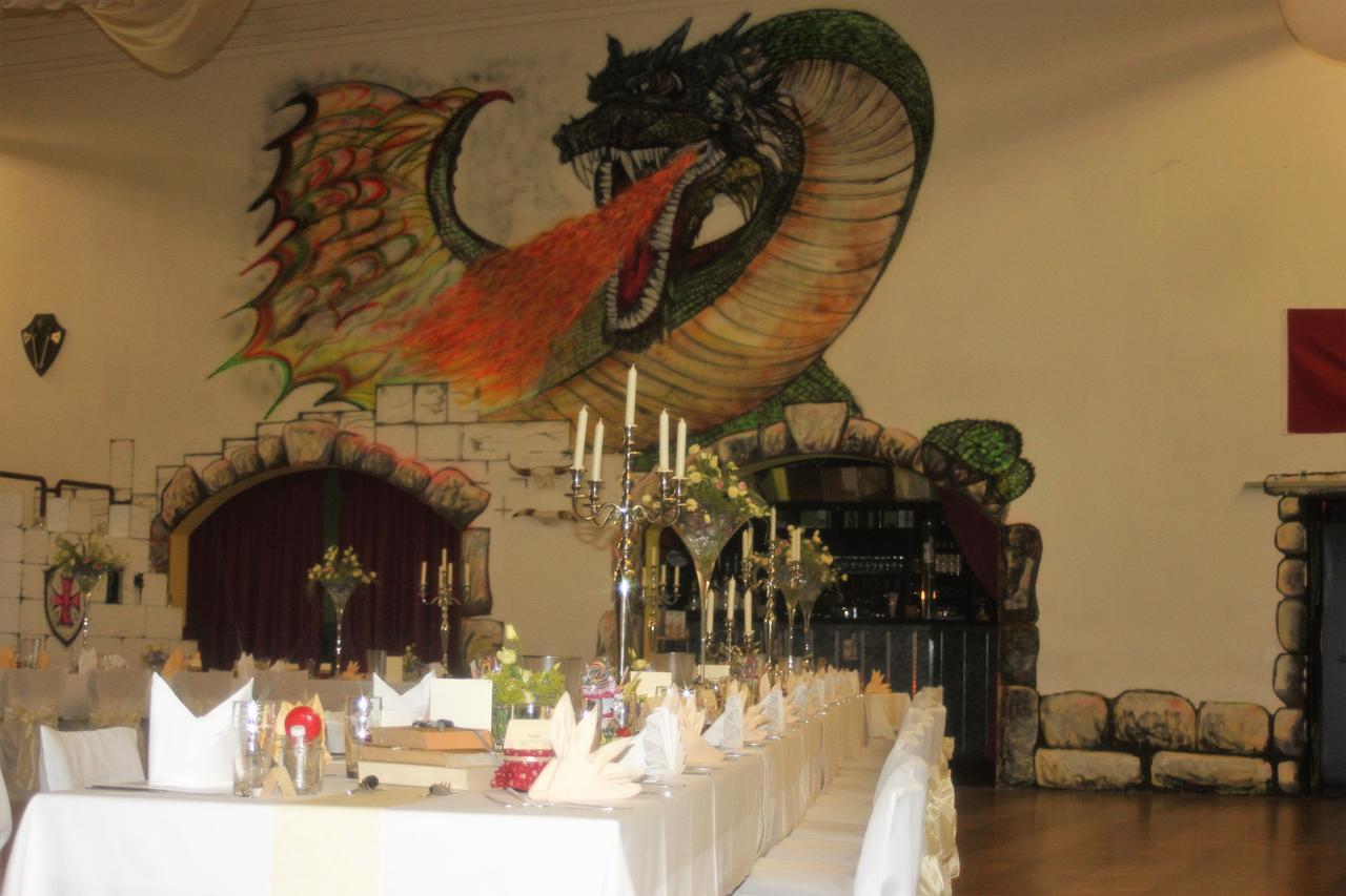 Pension Und Restaurant Die Burg エーレンフリーデルスドルフ エクステリア 写真