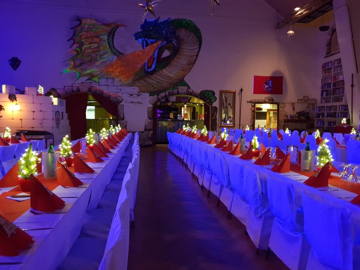 Pension Und Restaurant Die Burg エーレンフリーデルスドルフ エクステリア 写真